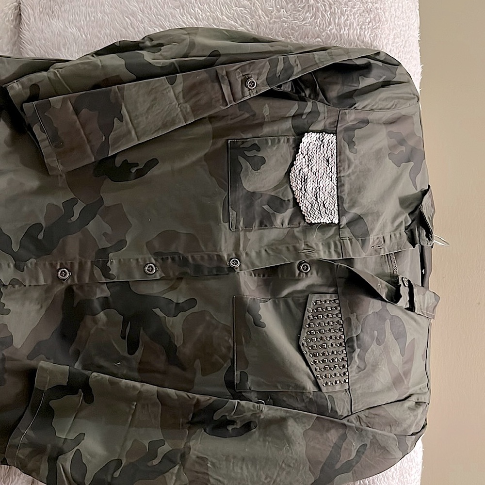 Brand Elan sz M camo gree hints of Blk and Brn! Pockets have pretty detailing!